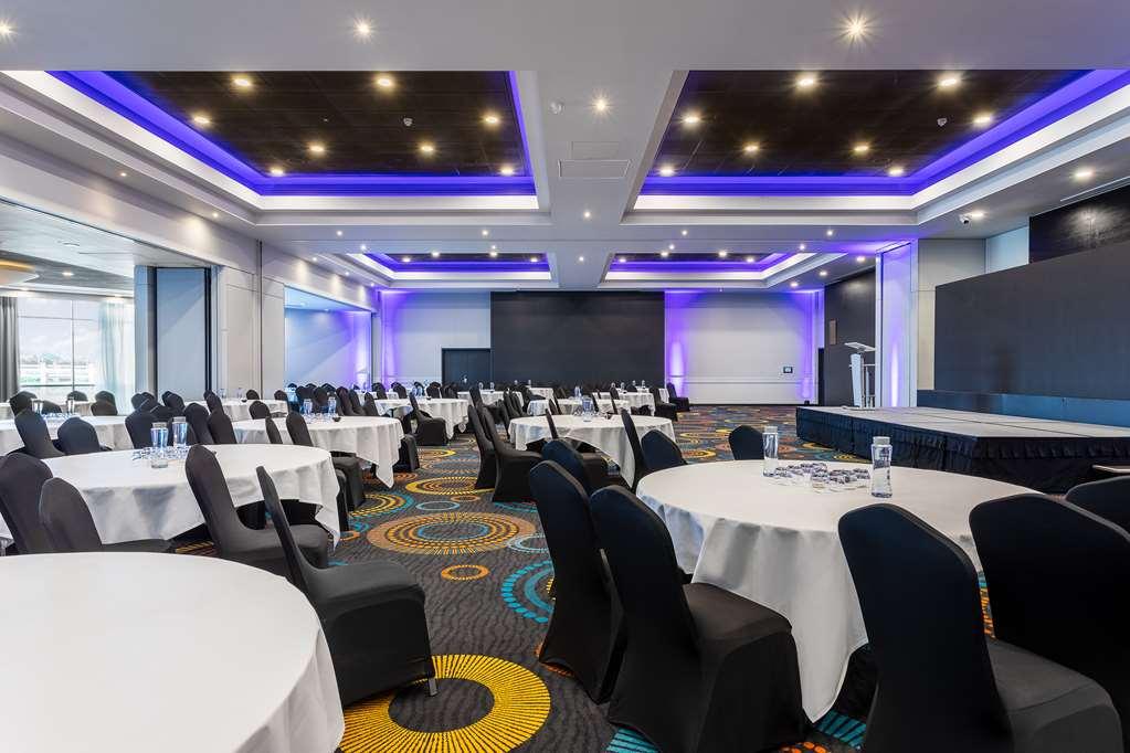 Radisson Hotel & Conference Centre London Heathrow Facilities photo